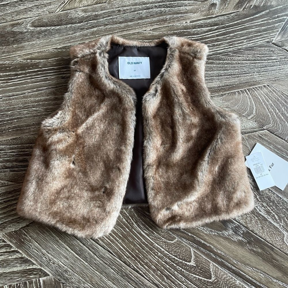Old navy 2T faux fur vest NWT